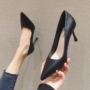 През пролетта и есента 2021 година нов тънък ток с остър пръсти на висок ток Жокер Корейската версия на плитка сексуална работна обувки дамски обувки